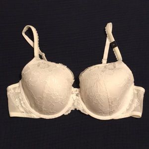 NWOT Victoria’s Secret white lace Body by Victoria lace bra, no tag. Size 38C